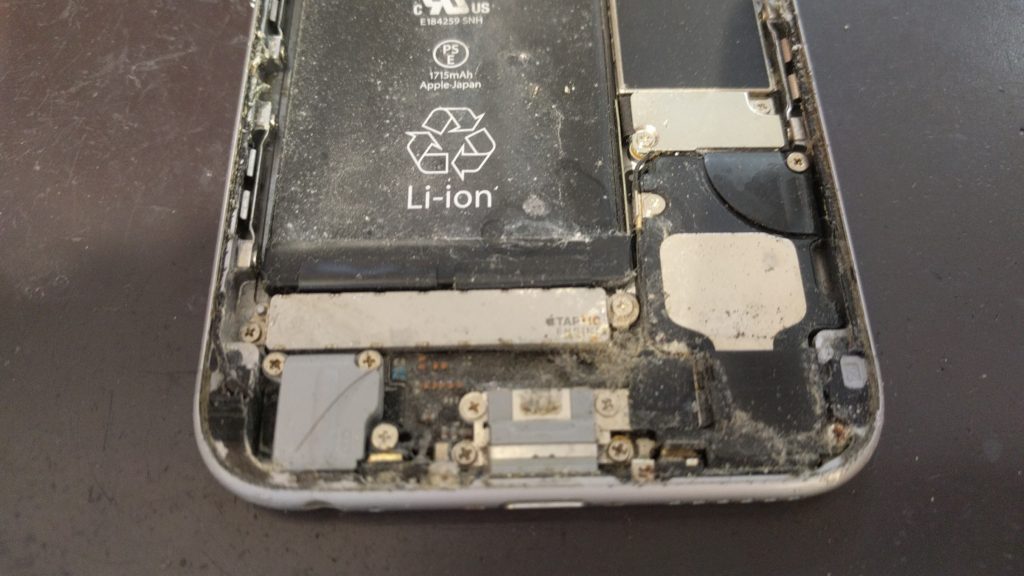 穴の開いたiPhone6sの内部②