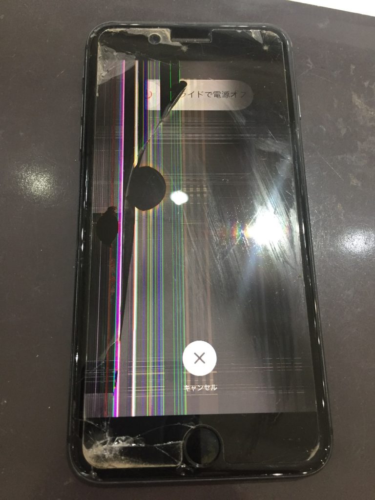 カラフルな線が入ったiPhoneの壊れた画面