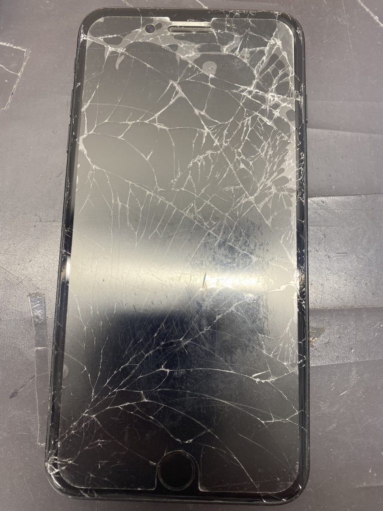 ガラスがバキバキに割れ表示しないiPhone