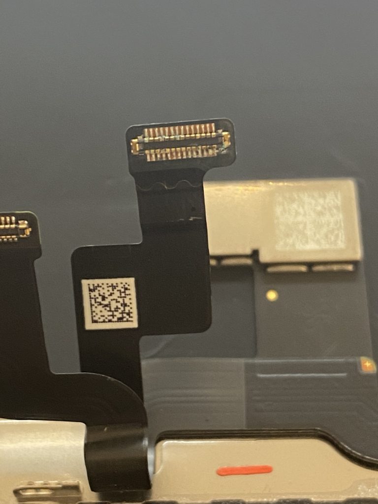 iPhoneXSの画面コネクタに不純物が付着