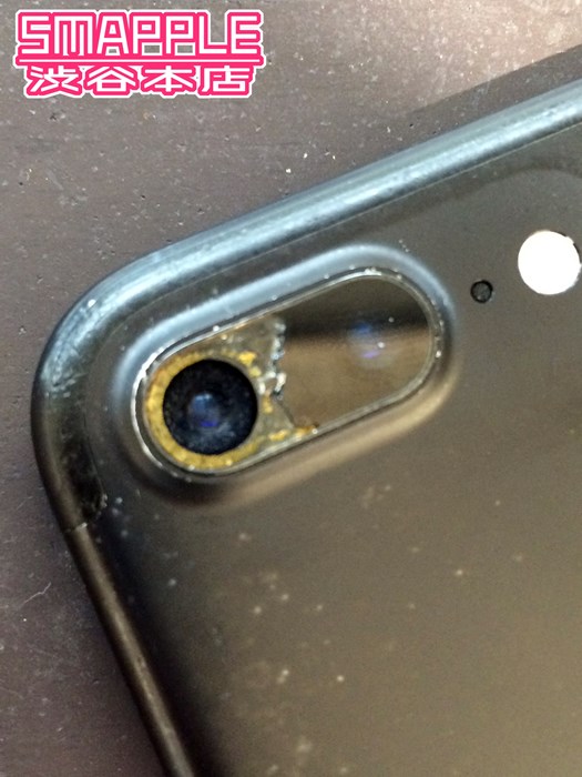 落としてカメラレンズが割れてカメラが剥き出しになってしまったiPhone7Plus