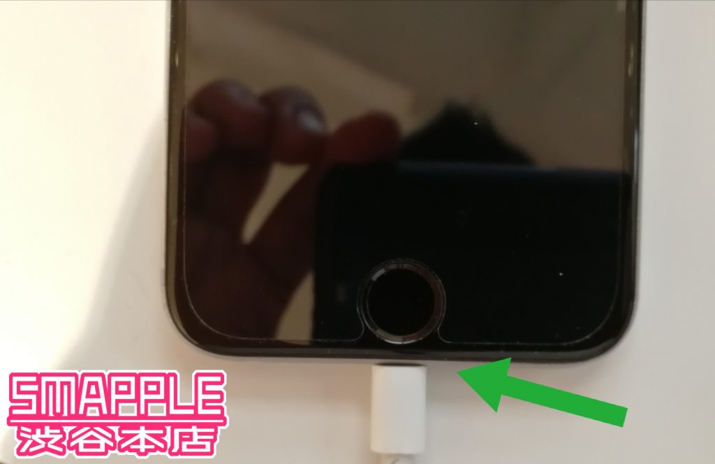 充電口の異物を取りいた事でケーブルが奥まで挿せる様に改善されたiPhone画像