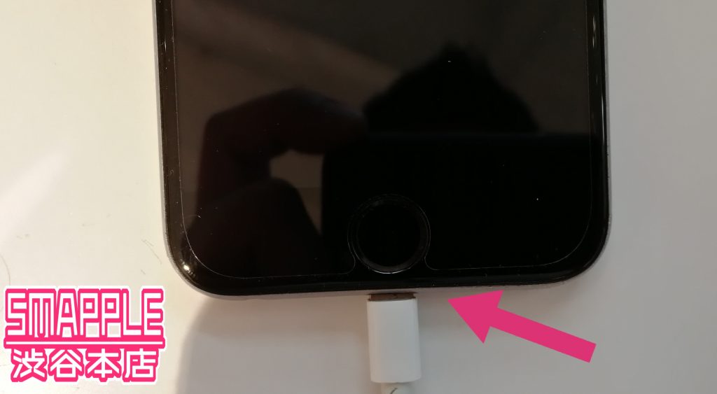 充電口の異物によってケーブルが奥まで挿せず充電が出来ないiPhone画像