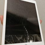 画面のガラスが割れて表示も見えづらい iPad6修理！