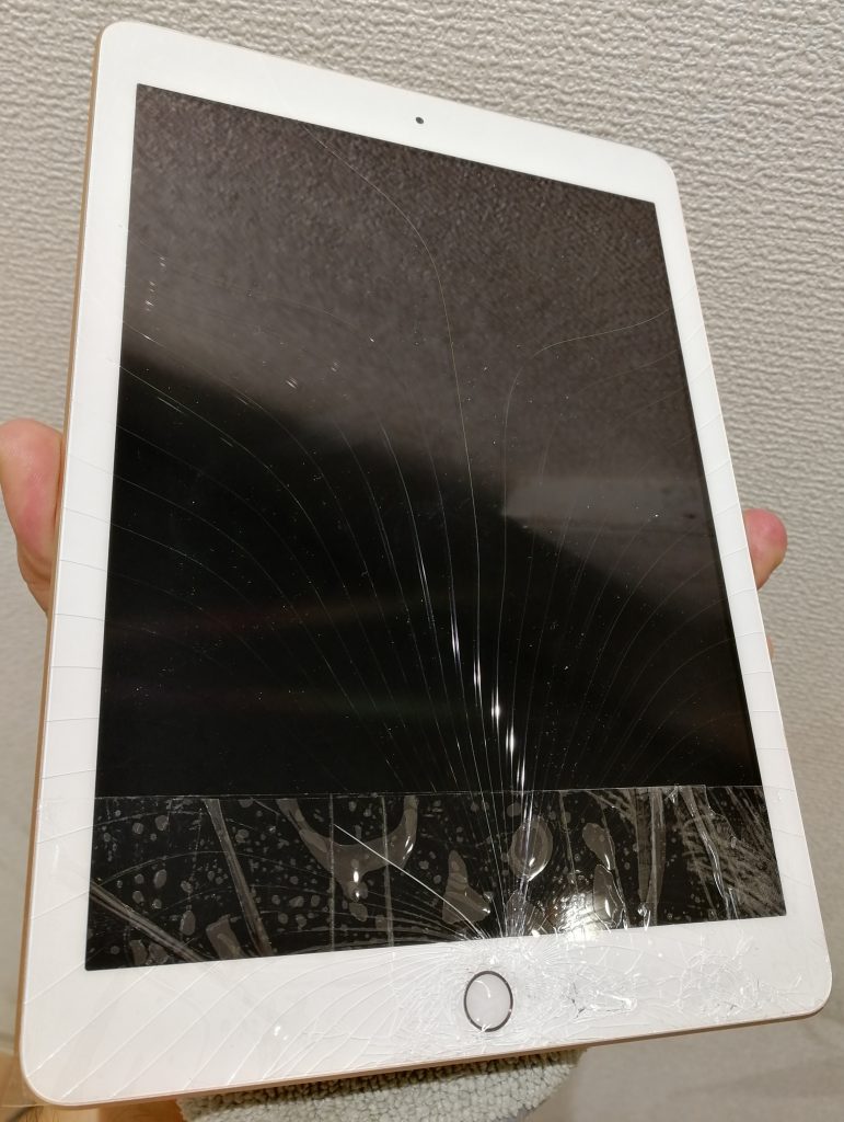 落として画面のガラスが割れて表示も見えづらくなってしまっているiPad6画像