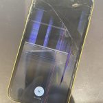 iPhoneXRのガラスが割れて液晶も何が映っているかわからない！？