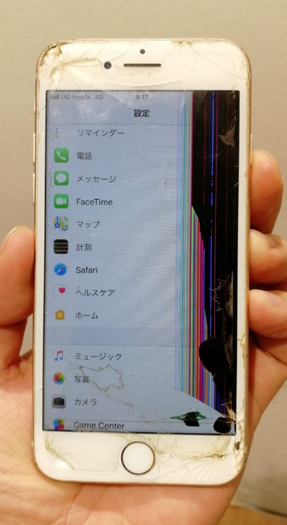 画面も割れて画面右側が黒く、タッチ操作も困難な状態のiPhone8画像