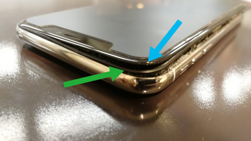 バッテリー膨張の影響で画面のガラスとベゼルが外れかかっている状態のiPhoneX画像