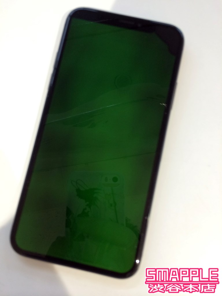 横に一本割れたことでiPhoneXSMaxが緑色に