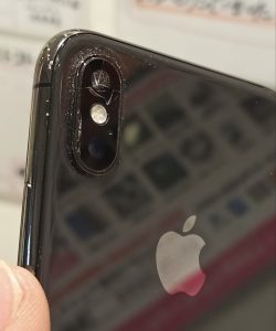 外側のカメラレンズが割れてしまったiPhoneX画像