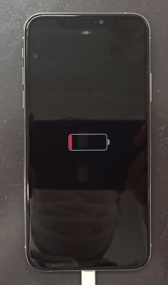 当店の画面修理で画面表示の白い光が無くなり表示が綺麗に映る様に修理出来たiPhoneXS画像