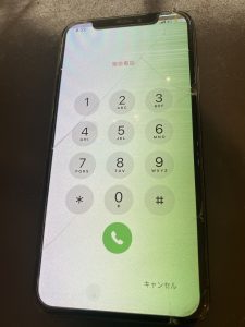 落としてiPhoneXSの画面右側が緑に！？