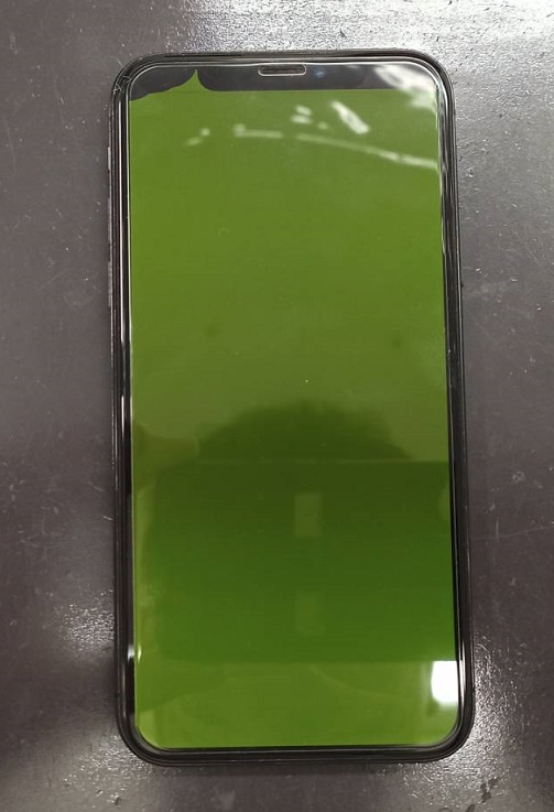 衝撃によってディスプレイが壊れ画面全体が緑一色になったiPhoneX画像