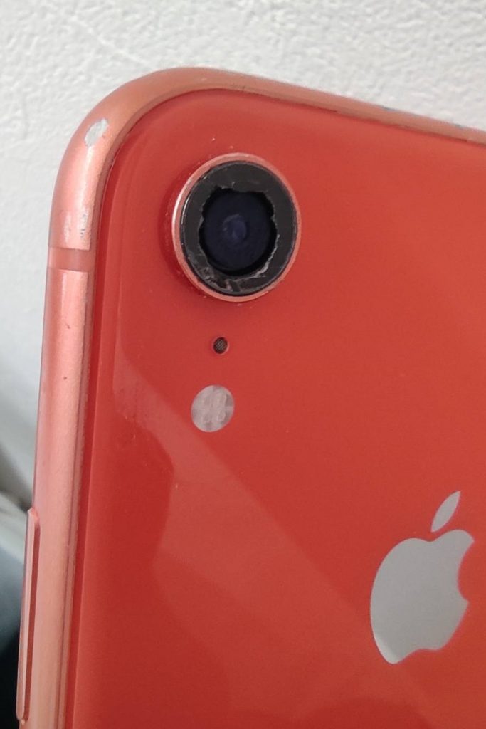 カメラのレンズガラスが割れて無くなってしまっている状態のiPhoneXR画像