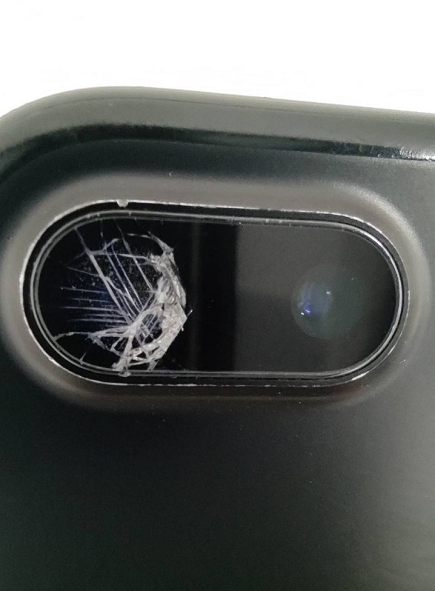 カメラレンズガラスに傷がついてしまったiPhone7Plus画像