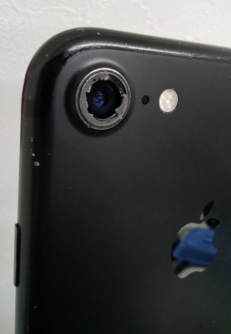 外カメラのカメラガラスが割れたiPhone7画像