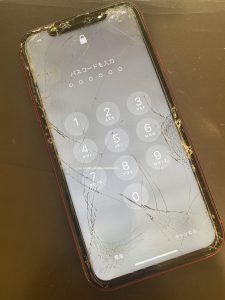 ガラスがバキバキに割れたiPhoneXR