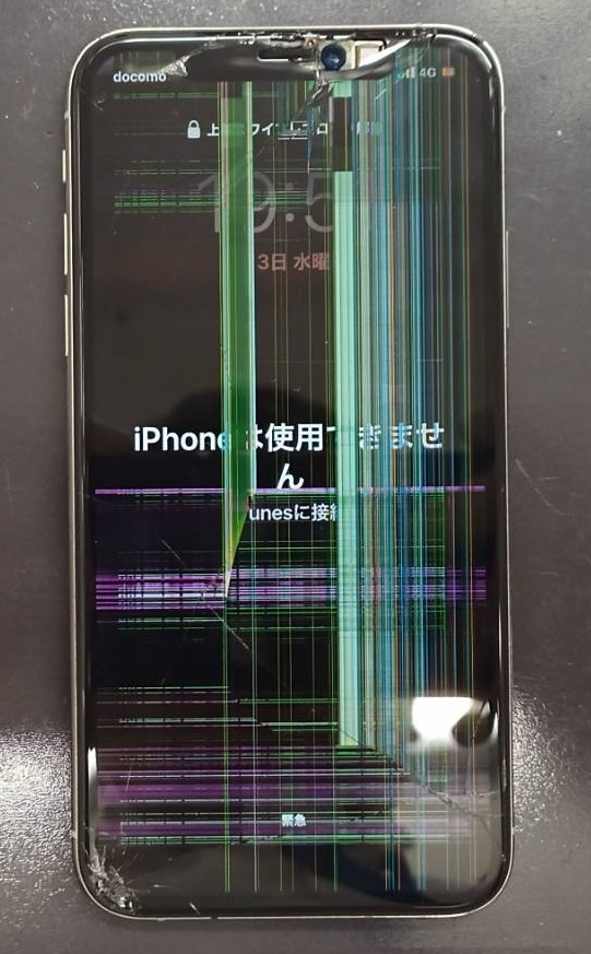 画面も割れ、表示の不良や操作も出来なくなったiPhoneXS画像