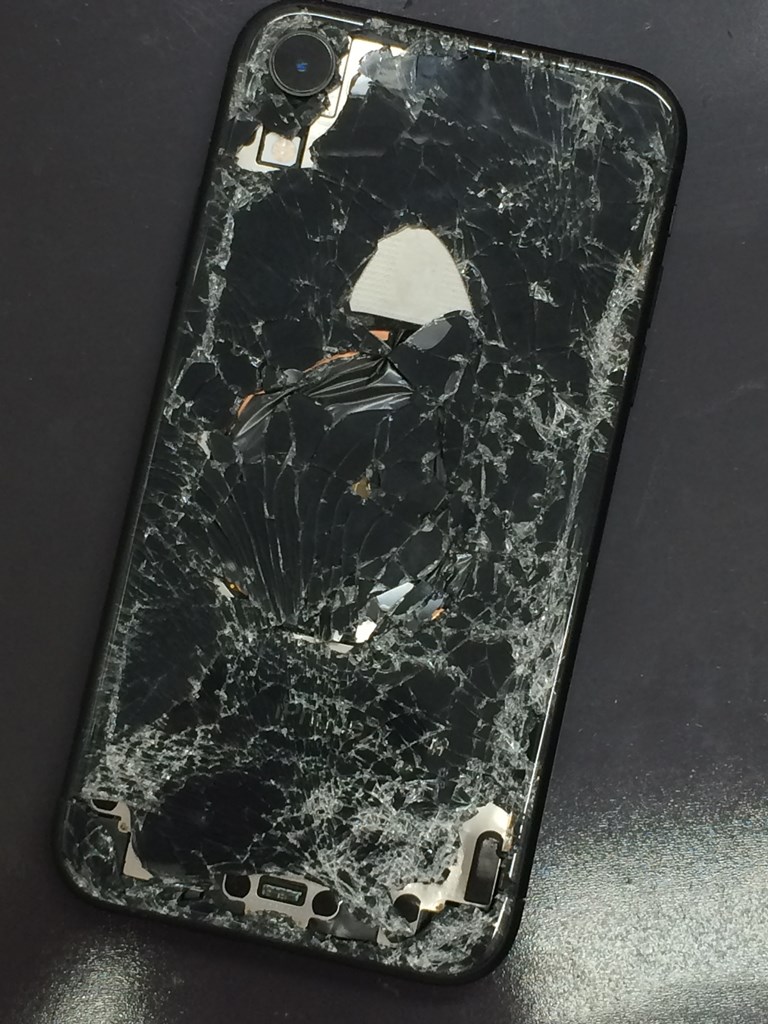 割れたiPhoneXRの背面ガラス