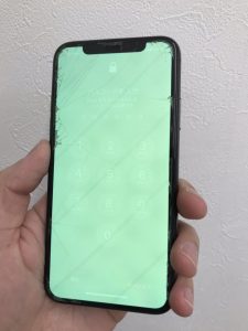 画面全体に緑色の発光がみられるiPhoneXs