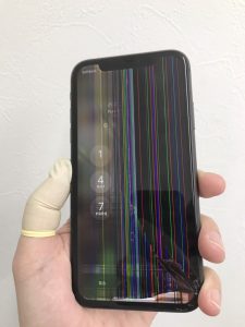 縦に色のあるラインが走るiPhone11