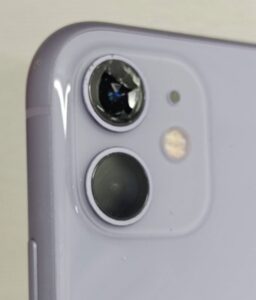 背面カメラガラスが割れたiPhone11画像