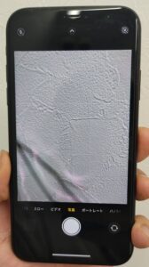 外側カメラ撮影時に黒いひび割れの様な線が映るiPhoneXR画像