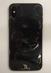 iPhoneXの割れた背面ガラス画像