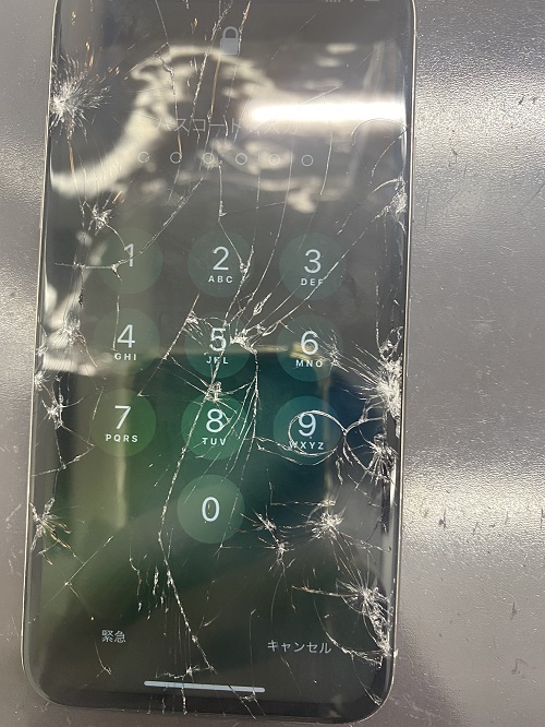 ガラスがバキバキに割れたiPhone
