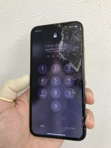 ガラスが剥がれたiPhoneの画面