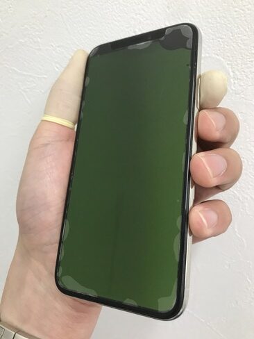画面全体が緑色のフラッシュをするiPhone11Pro