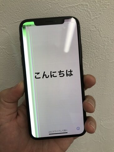 画面に緑線があるiPhoneX。