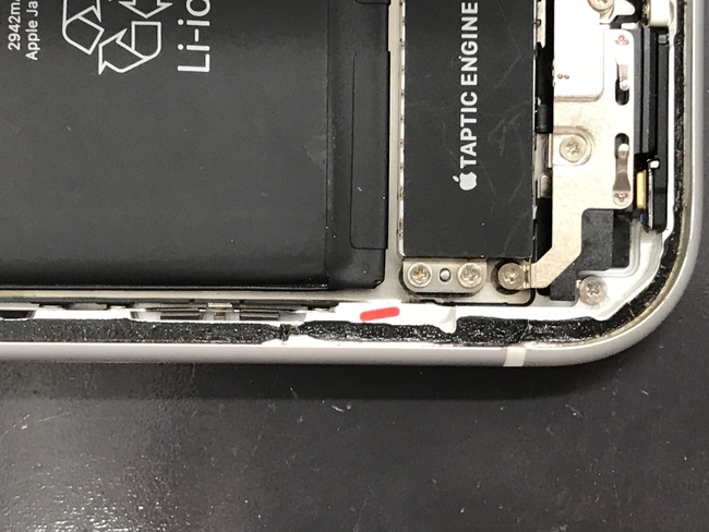 赤いシールはiPhone内部に水が入った証拠。