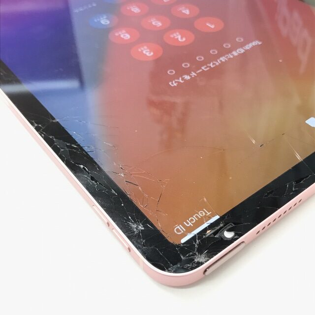 iPad Air 4の画面が割れている。