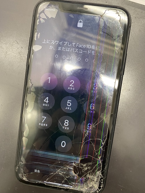 iPhone11proのガラスが割れて表示不良！？